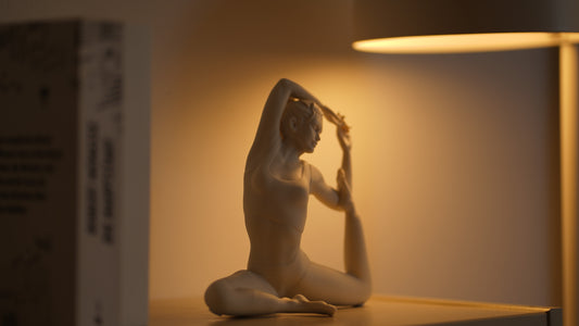 Yogifigur in der einbeinigen Königstaube – Eka Pada Rajakapotasana