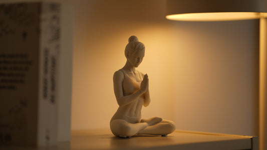 Handgefertigte Yogifigur im halben Lotussitz - Ardha Padmasana