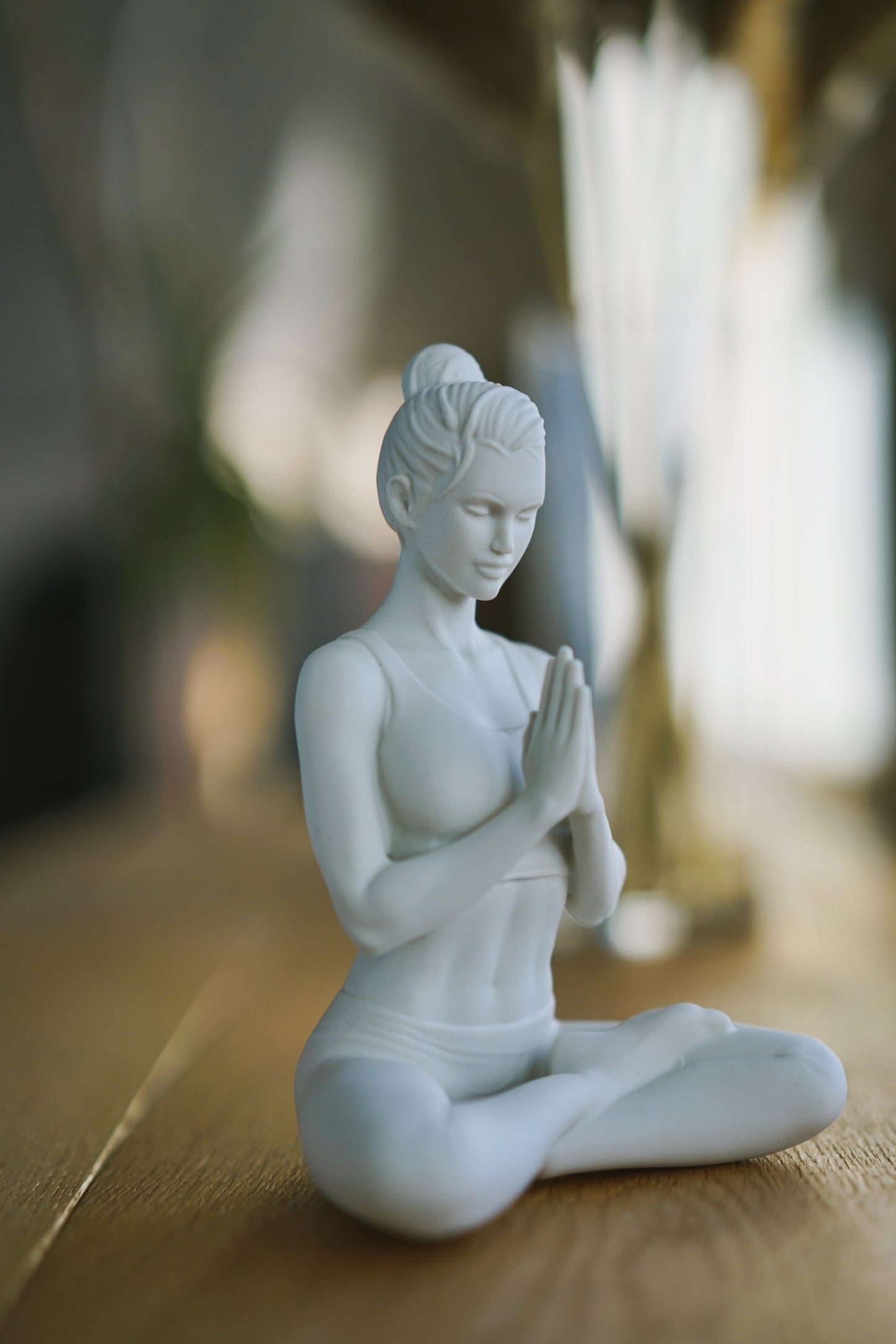 Yogifigur im halben Lotussitz – Ardha Padmasana