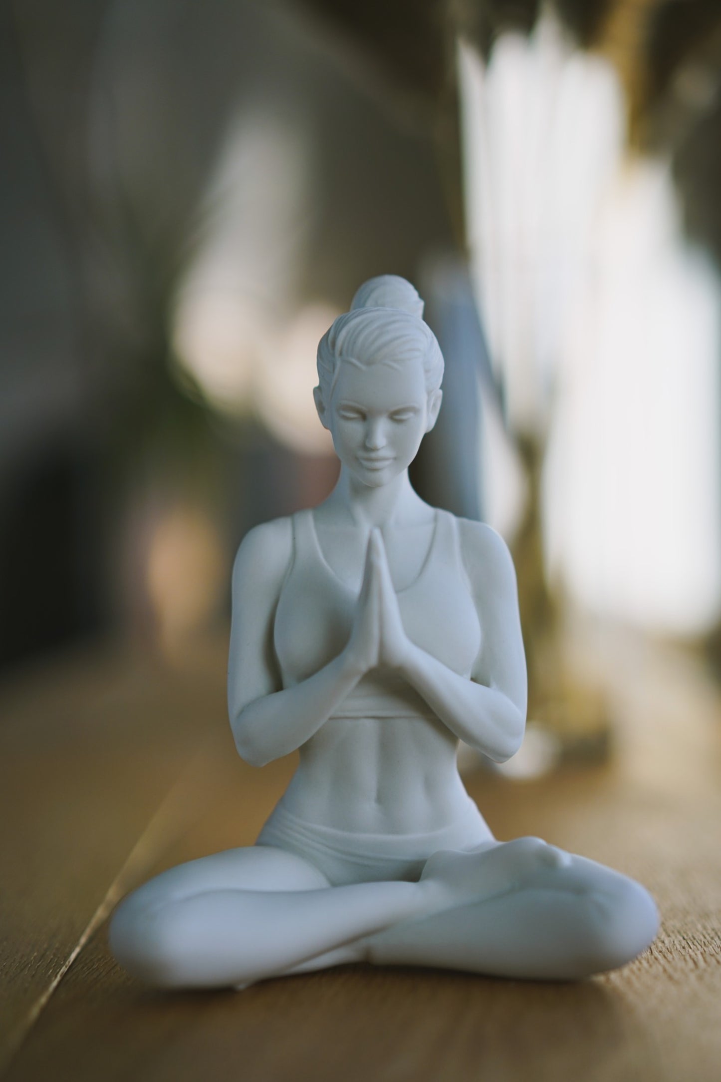 Yogifigur im halben Lotussitz – Ardha Padmasana