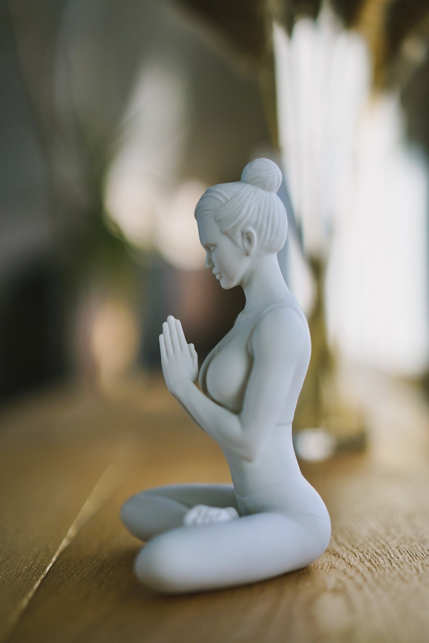 Yogifigur im halben Lotussitz – Ardha Padmasana