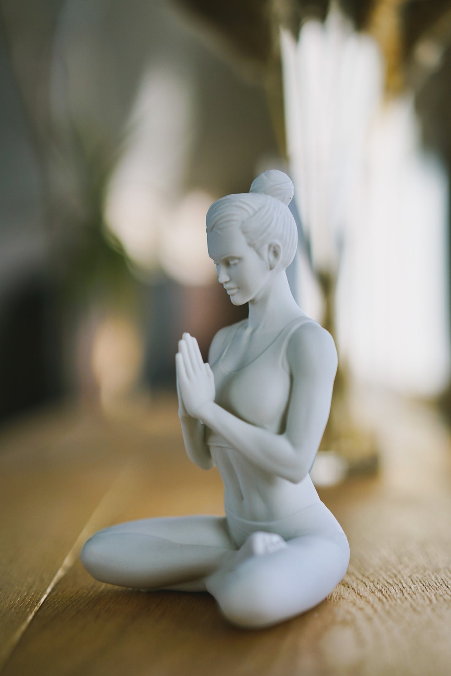 Yogifigur im halben Lotussitz – Ardha Padmasana