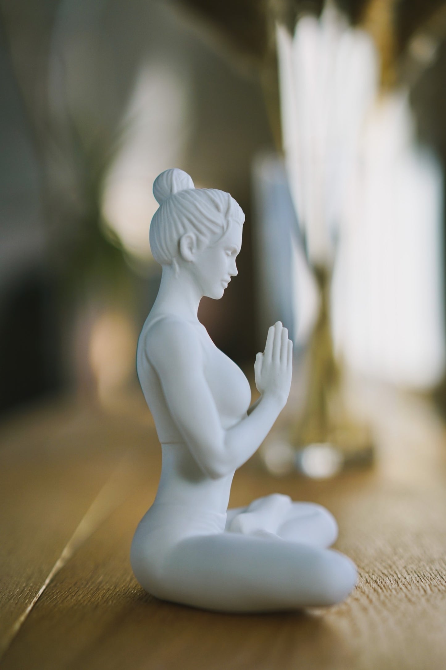 Yogifigur im halben Lotussitz – Ardha Padmasana